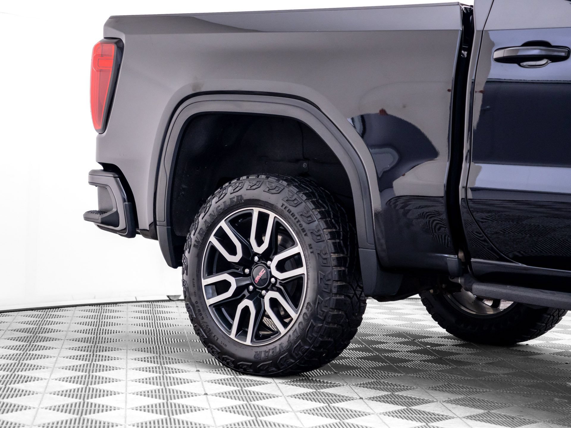 Used 2023 GMC Sierra 1500 AT4 w/ Technology Package AWD/4WD image 35