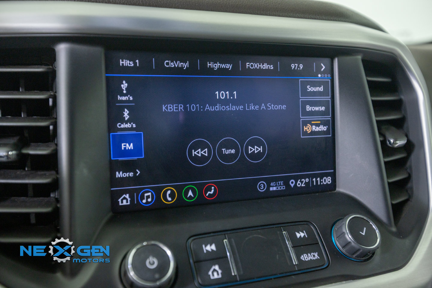 Used 2020 GMC Acadia SLT w/ LPO, Cargo Package AWD/4WD image 18