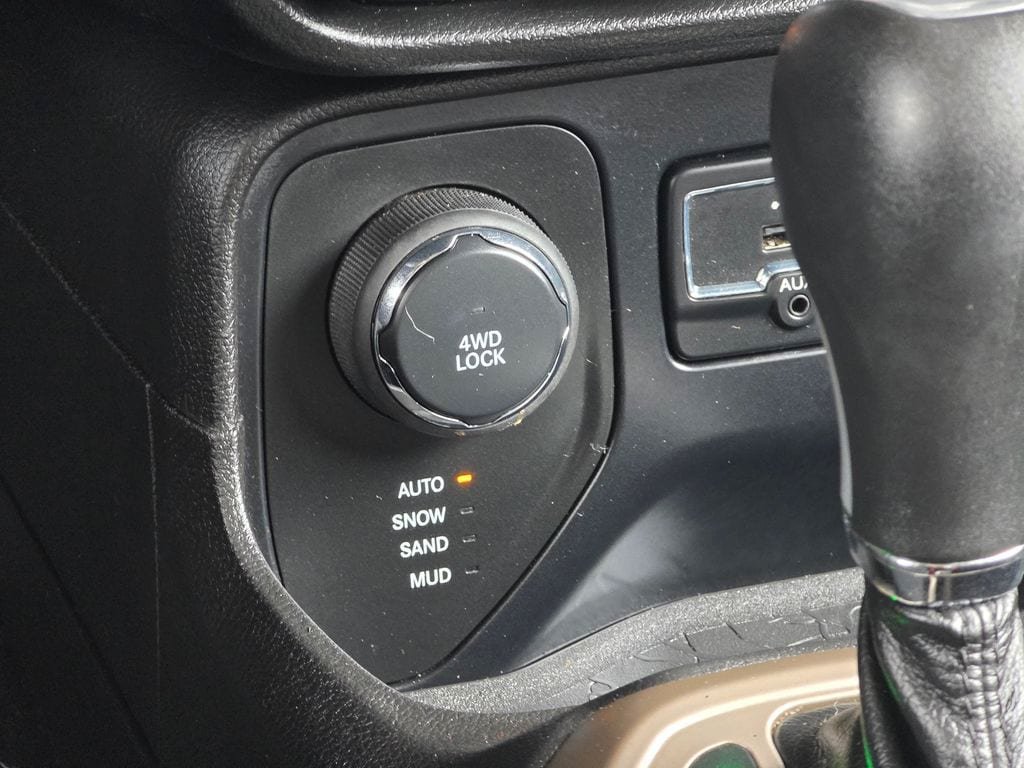 Used 2015 Jeep Renegade Latitude w/ Cold Weather Group II AWD/4WD image 14