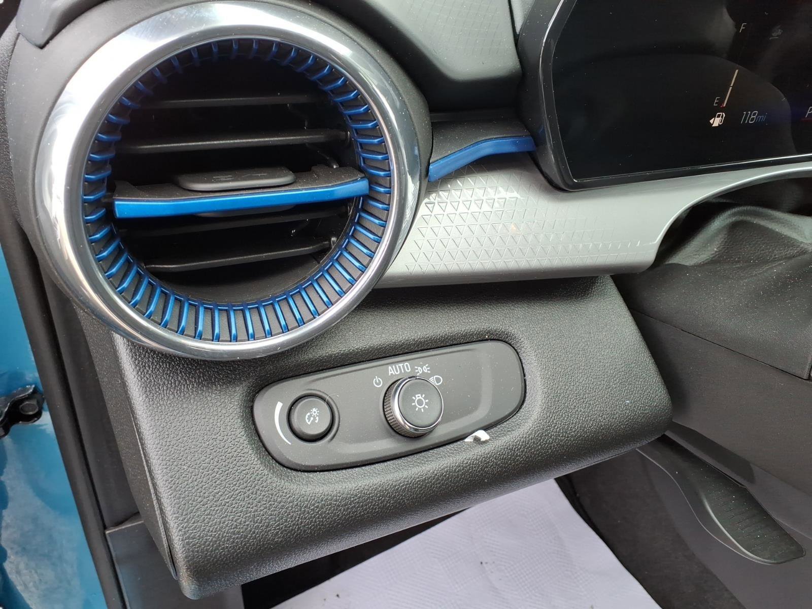 Certified 2025 Chevrolet Trax LT w/ LT Convenience Package image 17