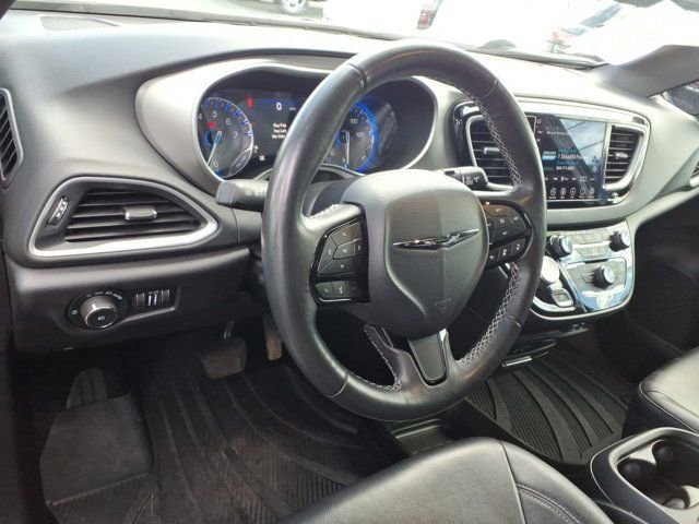 Used 2020 Chrysler Pacifica Touring-L w/ Advanced Safetytec Group AWD/4WD image 6