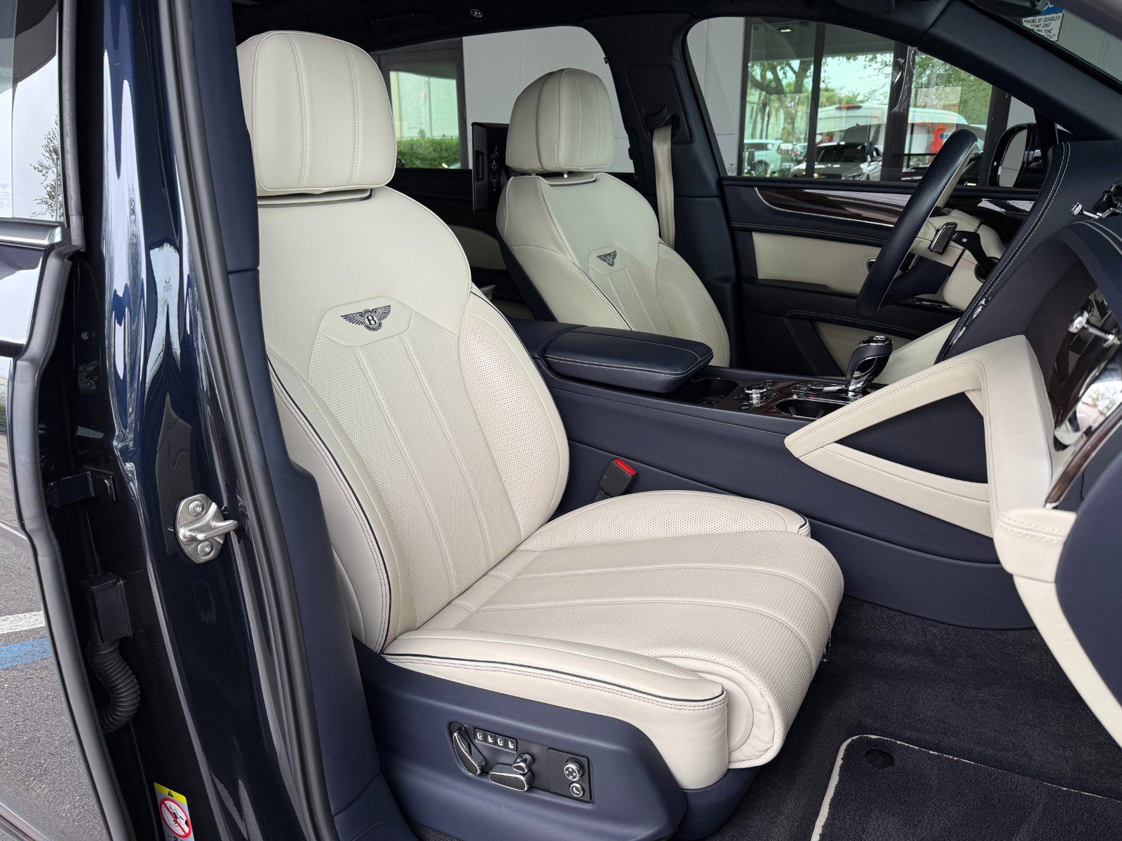 Used 2023 Bentley Bentayga Extended Wheelbase image 29