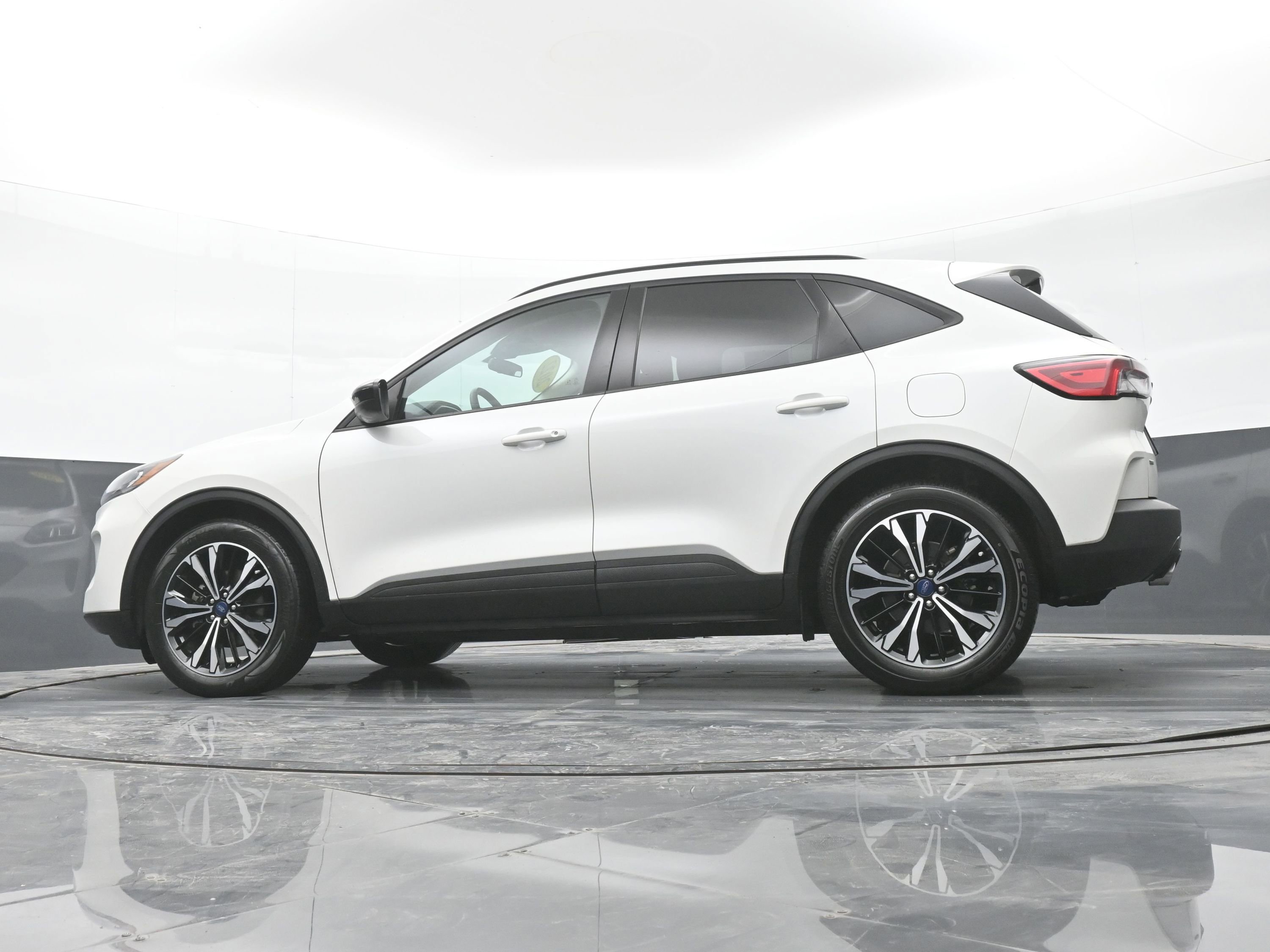 Used 2022 Ford Escape SE w/ SE Sport Appearance Package image 30