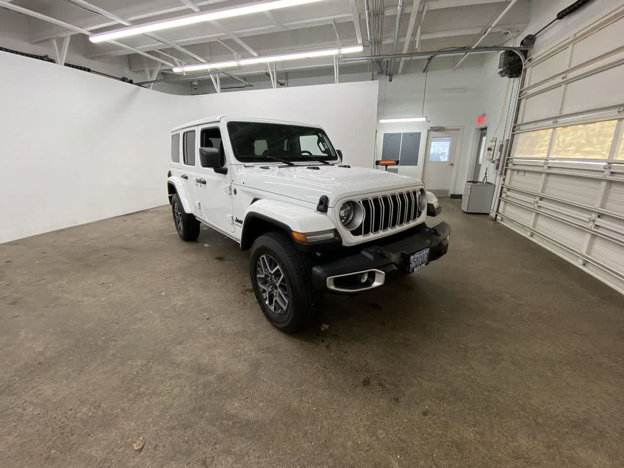 Used 2025 Jeep Wrangler Sahara AWD/4WD image 8