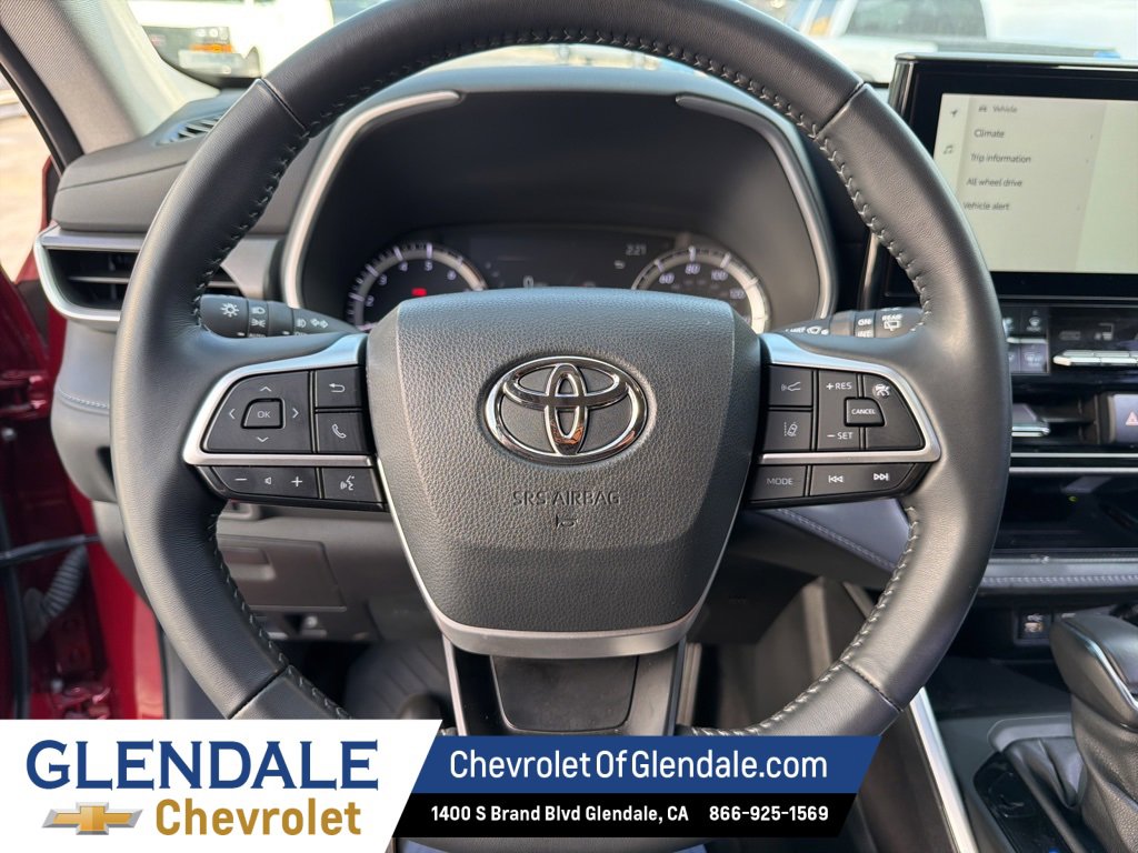 Used 2023 Toyota Highlander XLE image 11