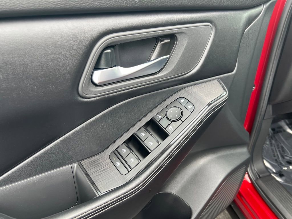 Used 2024 Nissan Rogue SV image 13