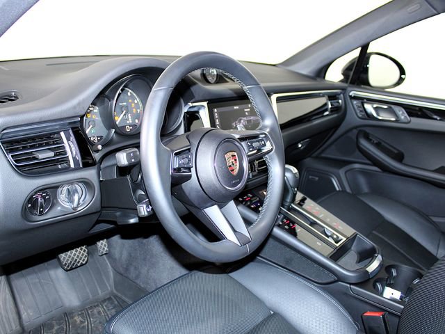Certified 2024 Porsche Macan image 4