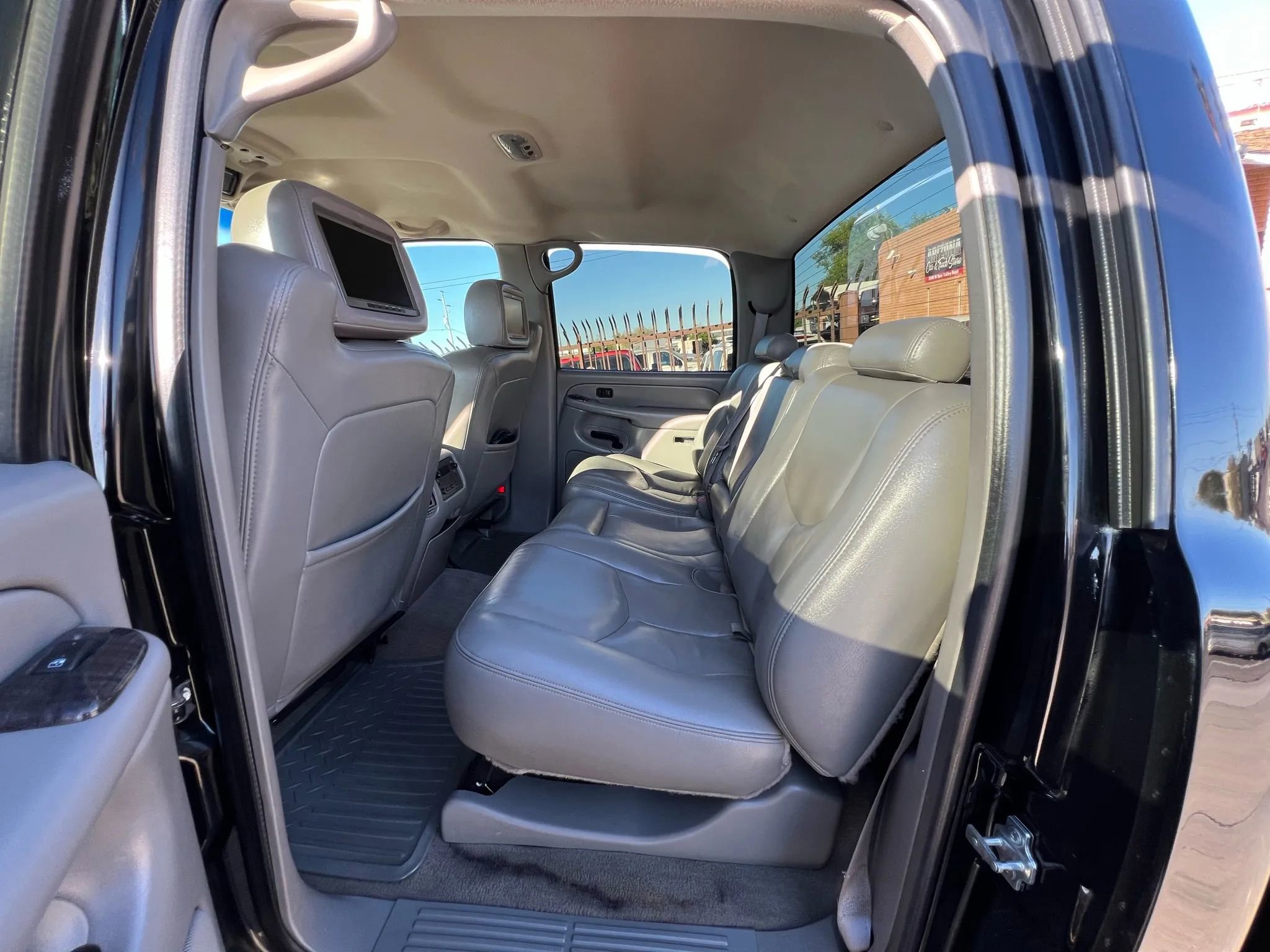 Used 2004 GMC Sierra 2500 SLT w/ Heavy-Duty Power Package AWD/4WD image 16