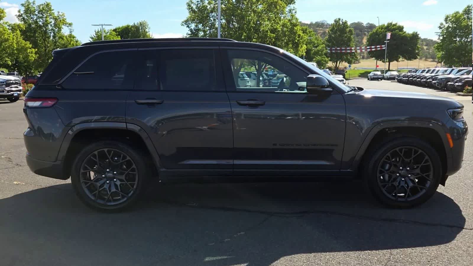 New 2026 Jeep Grand Cherokee Summit AWD/4WD image 9