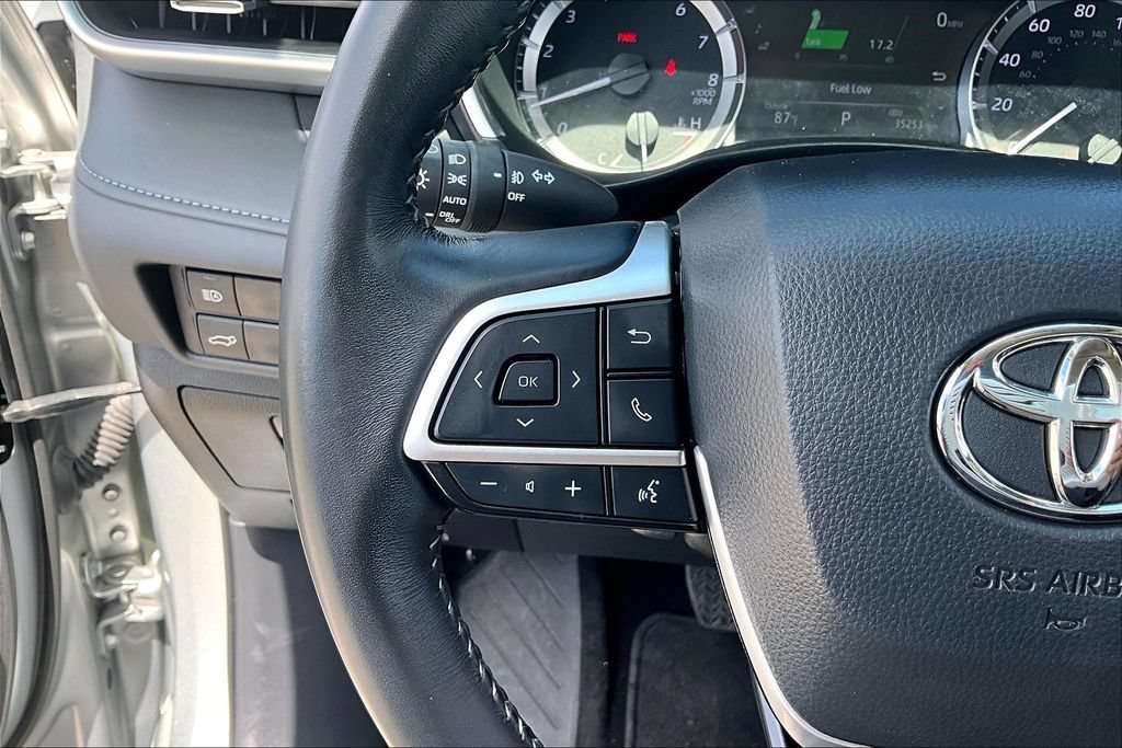 Used 2023 Toyota Highlander XLE FWD image 11