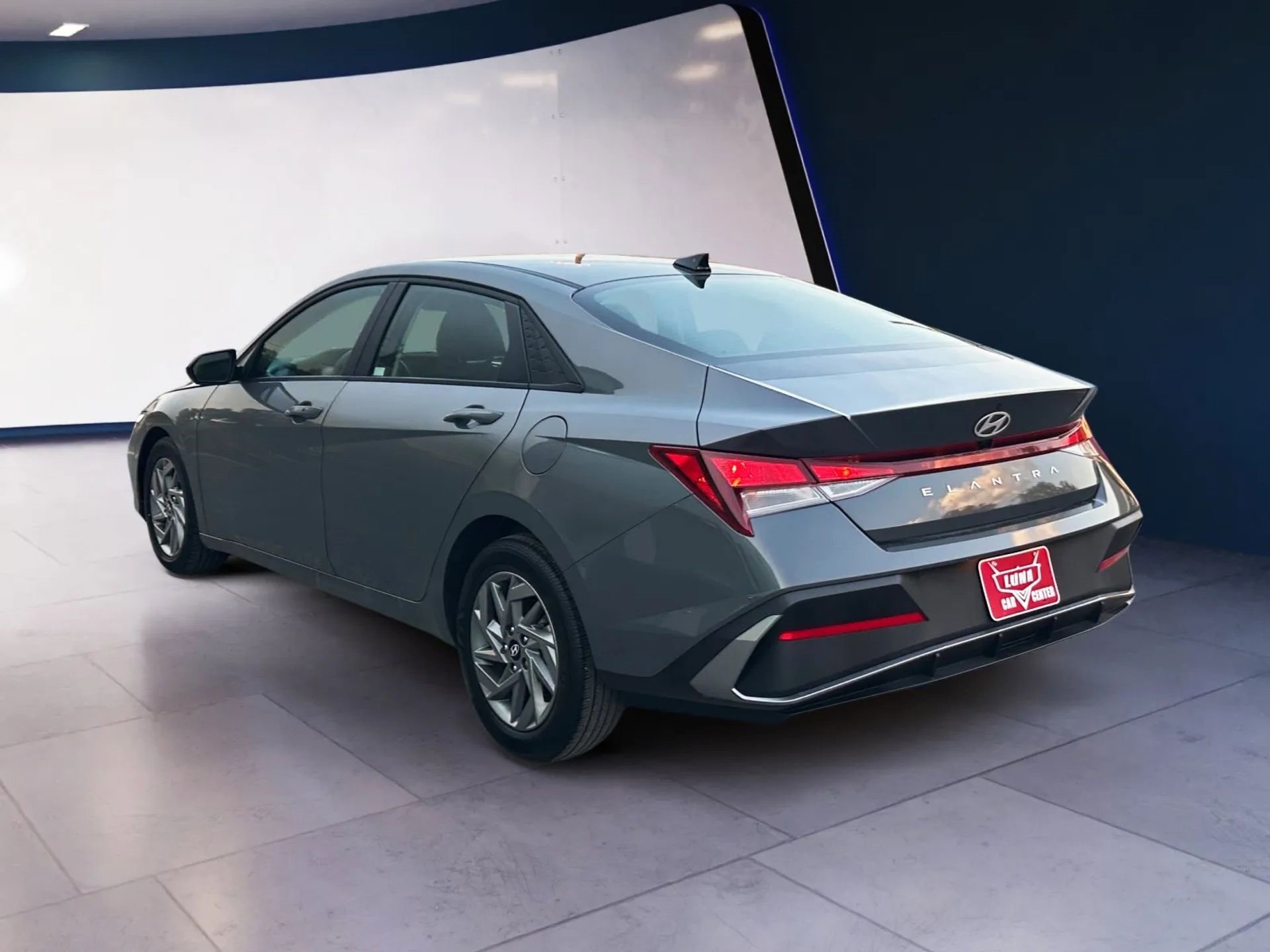 Used 2024 Hyundai Elantra SEL image 3