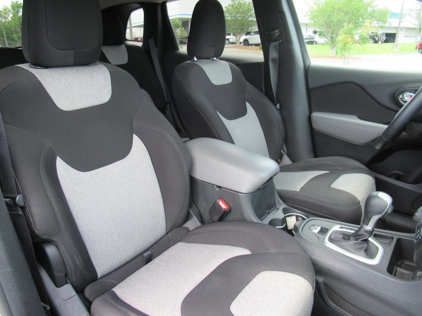 Used 2014 Jeep Cherokee Latitude w/ Comfort/Convenience Group FWD image 9