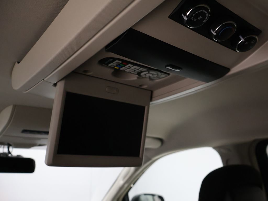 Used 2015 Chrysler Town & Country Touring image 16