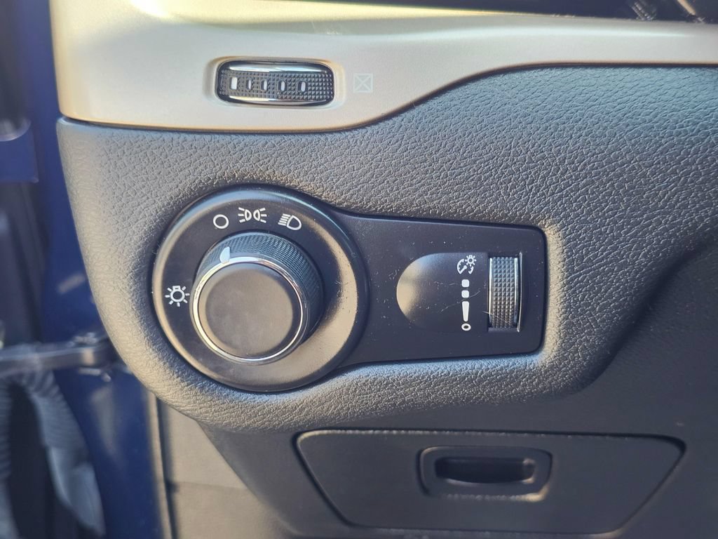 Used 2016 Jeep Cherokee Sport AWD/4WD image 33