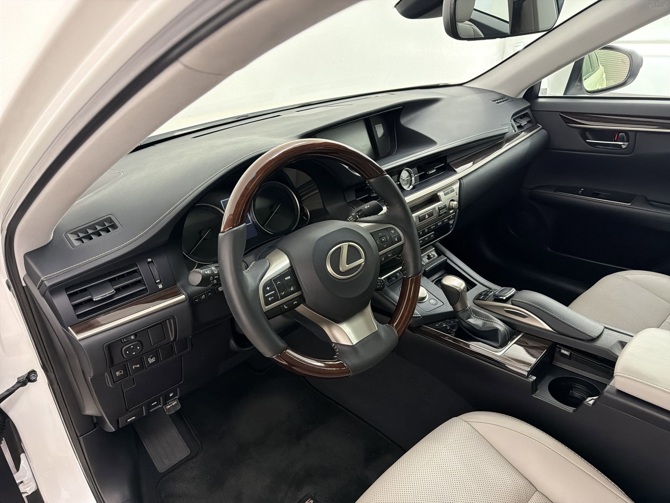 Used 2018 Lexus ES 350 w/ Luxury Package w/Wood Trim image 4