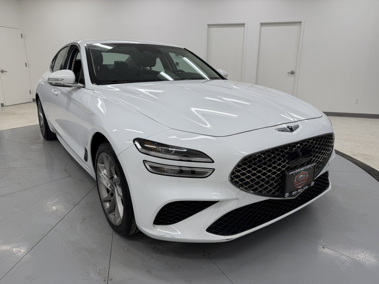 Used 2022 Genesis G70 2.0T image 1