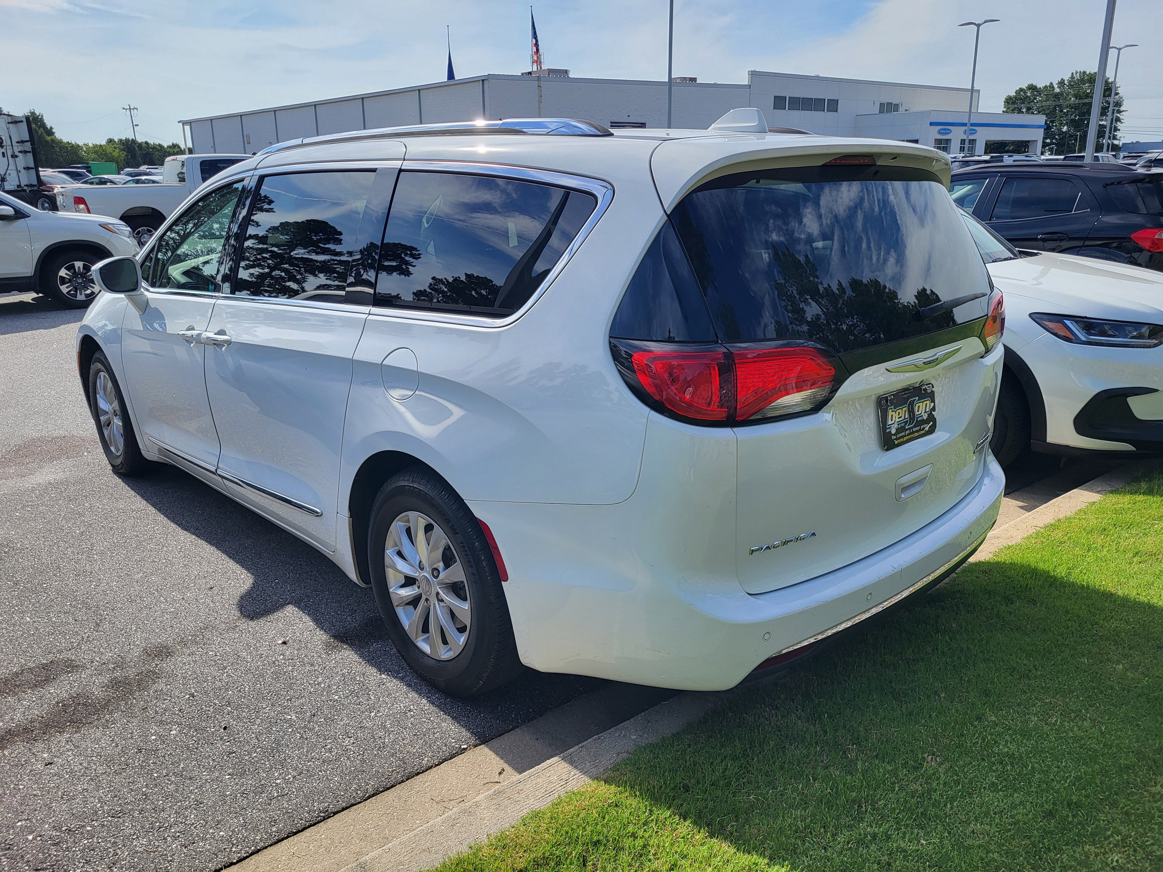 Used 2018 Chrysler Pacifica Touring-L Plus FWD image 6