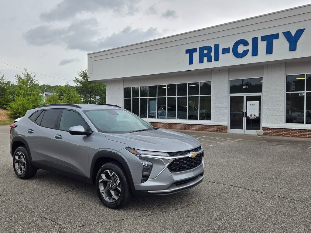 Used 2024 Chevrolet Trax LT image 2