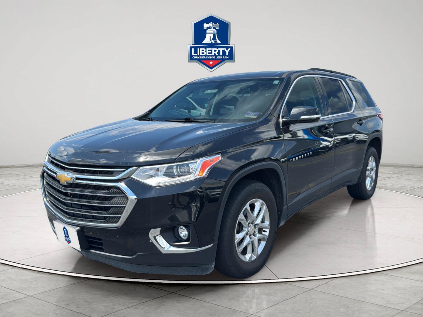 Used 2020 Chevrolet Traverse LT FWD image 2