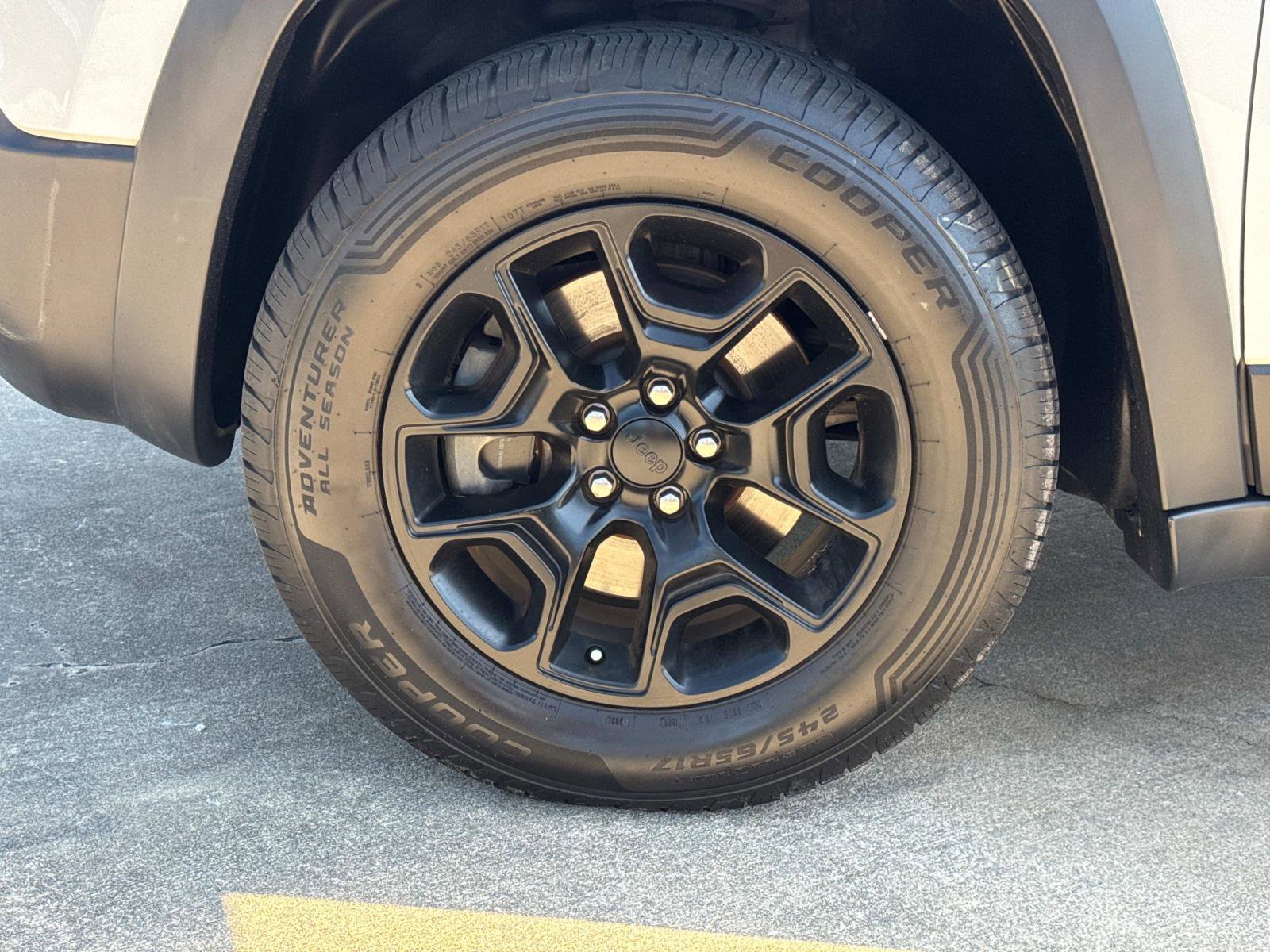 Used 2019 Jeep Cherokee Trailhawk AWD/4WD image 10