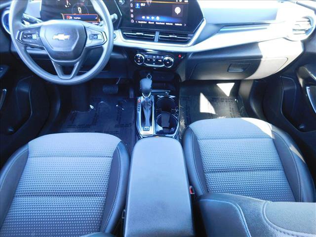 Used 2025 Chevrolet Trax LT FWD image 23