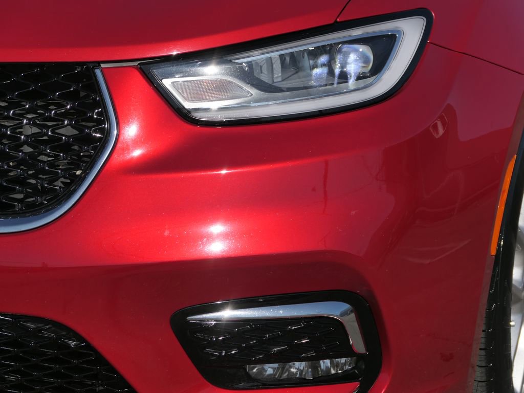 Used 2025 Chrysler Pacifica Select image 8