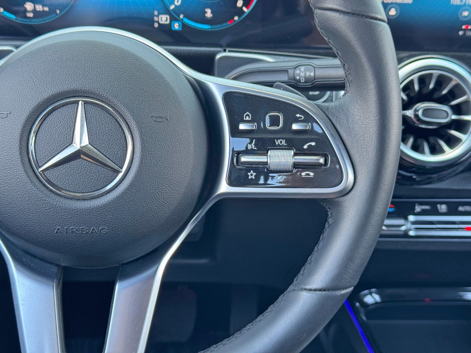 Used 2023 Mercedes-Benz GLB 250 w/ Premium Package image 23