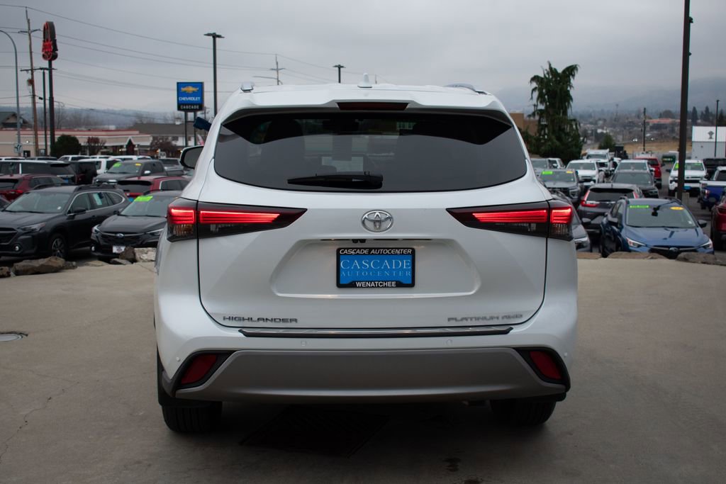 Used 2024 Toyota Highlander Limited image 9