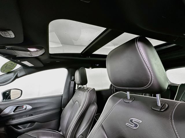 Used 2025 Chrysler Pacifica Premium FWD image 19
