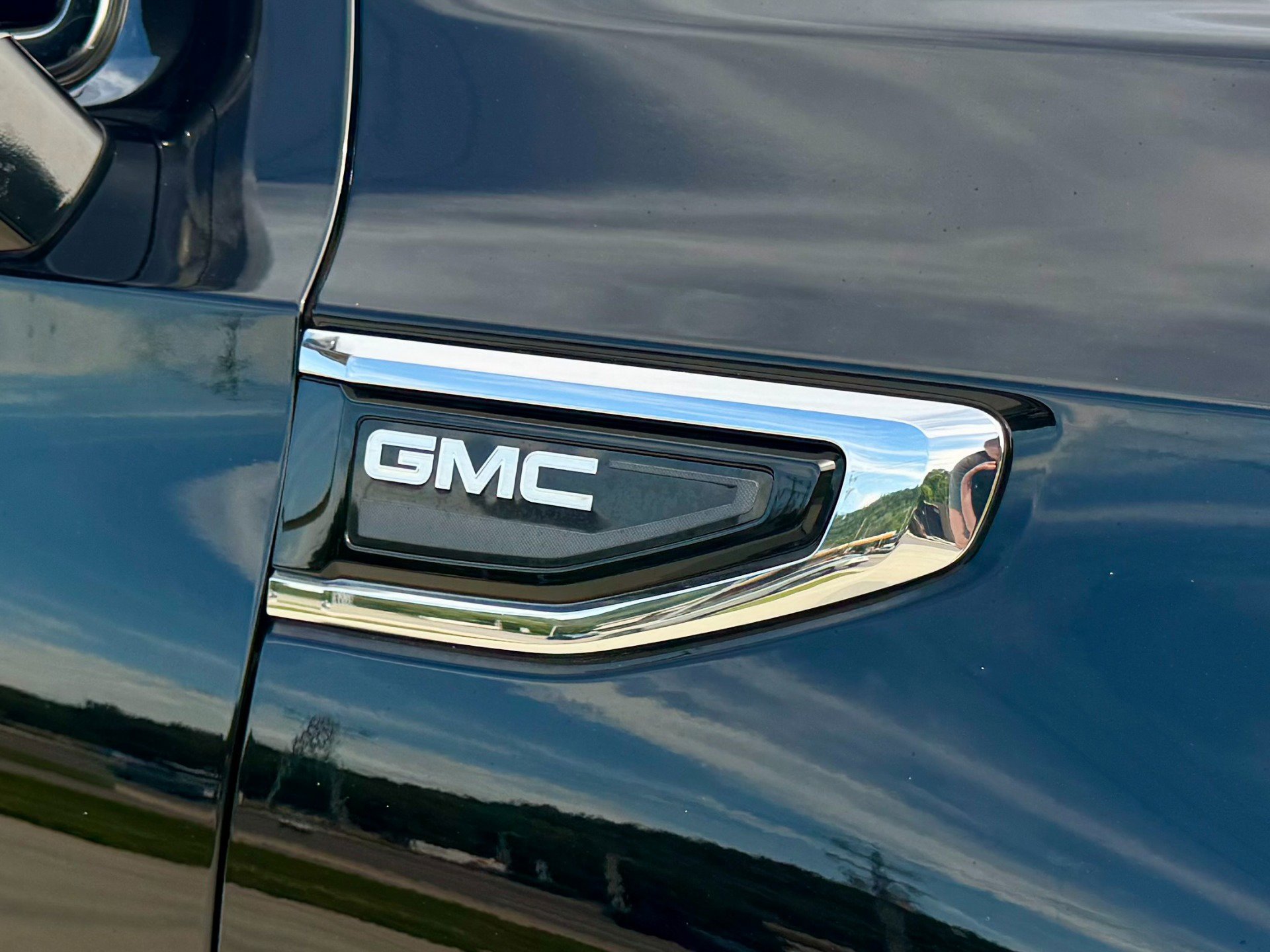 Used 2022 GMC Yukon XL SLT w/ SLT Premium Package AWD/4WD image 16