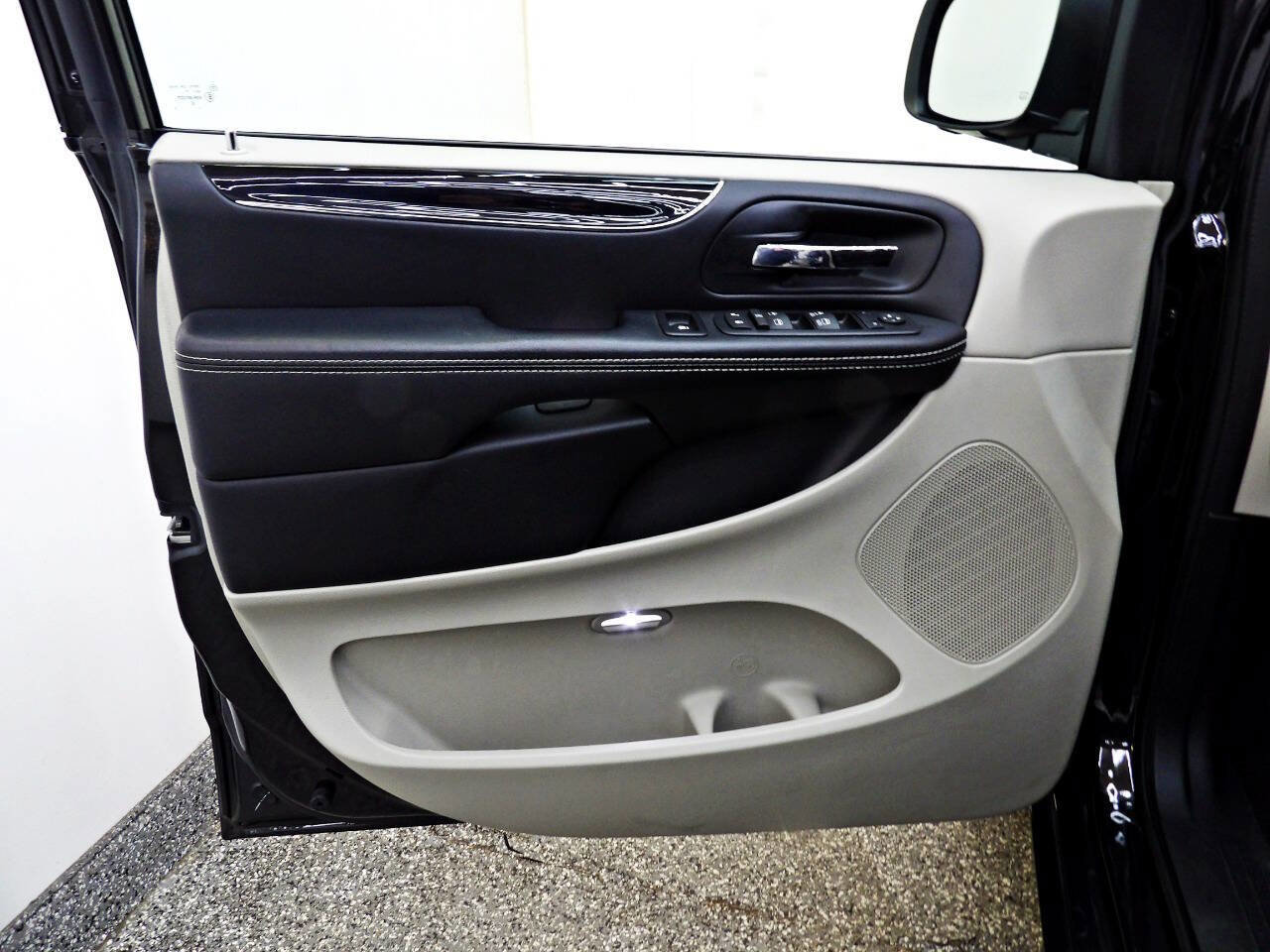 Used 2016 Dodge Grand Caravan SE image 7