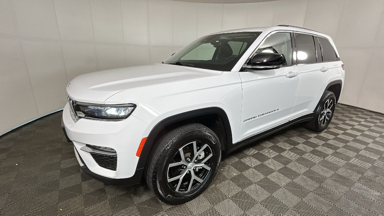 Used 2023 Jeep Grand Cherokee Limited AWD/4WD image 7