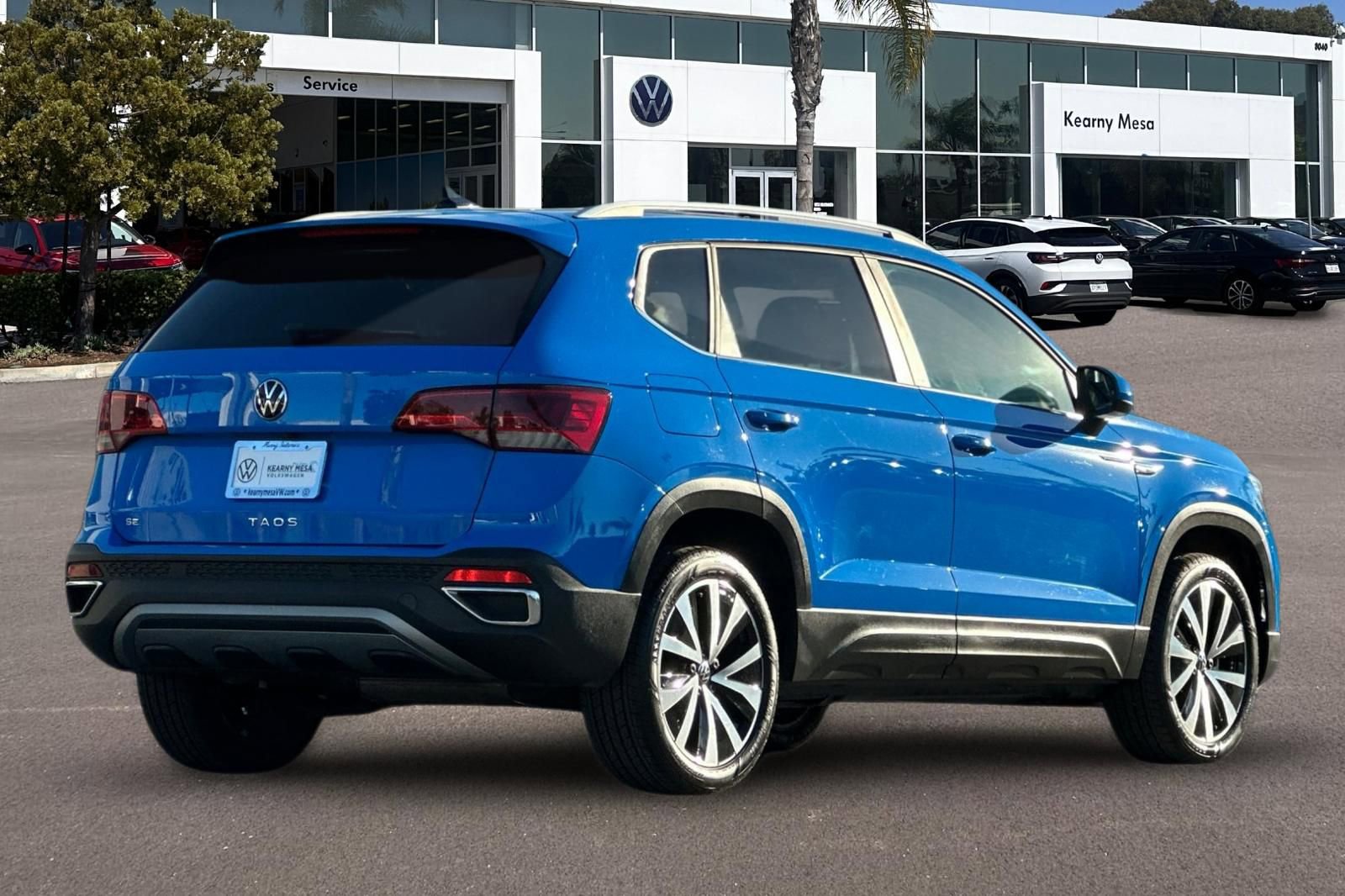 Used 2022 Volkswagen Taos SE w/ Panoramic Sunroof Package image 4