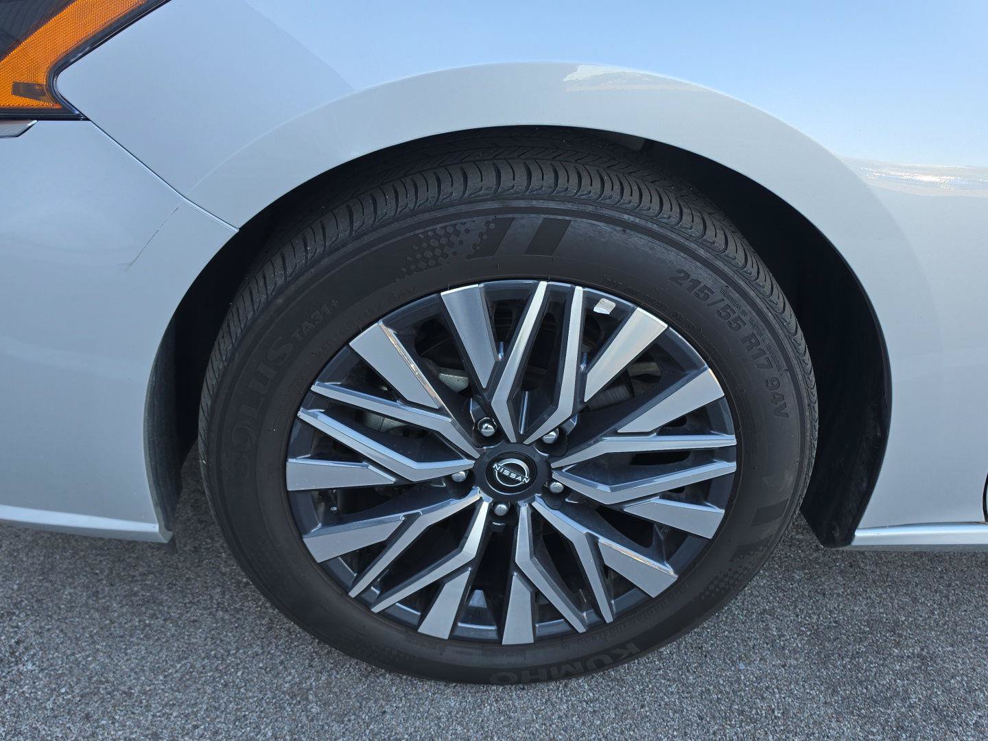 Used 2025 Nissan Altima 2.5 SV FWD image 15