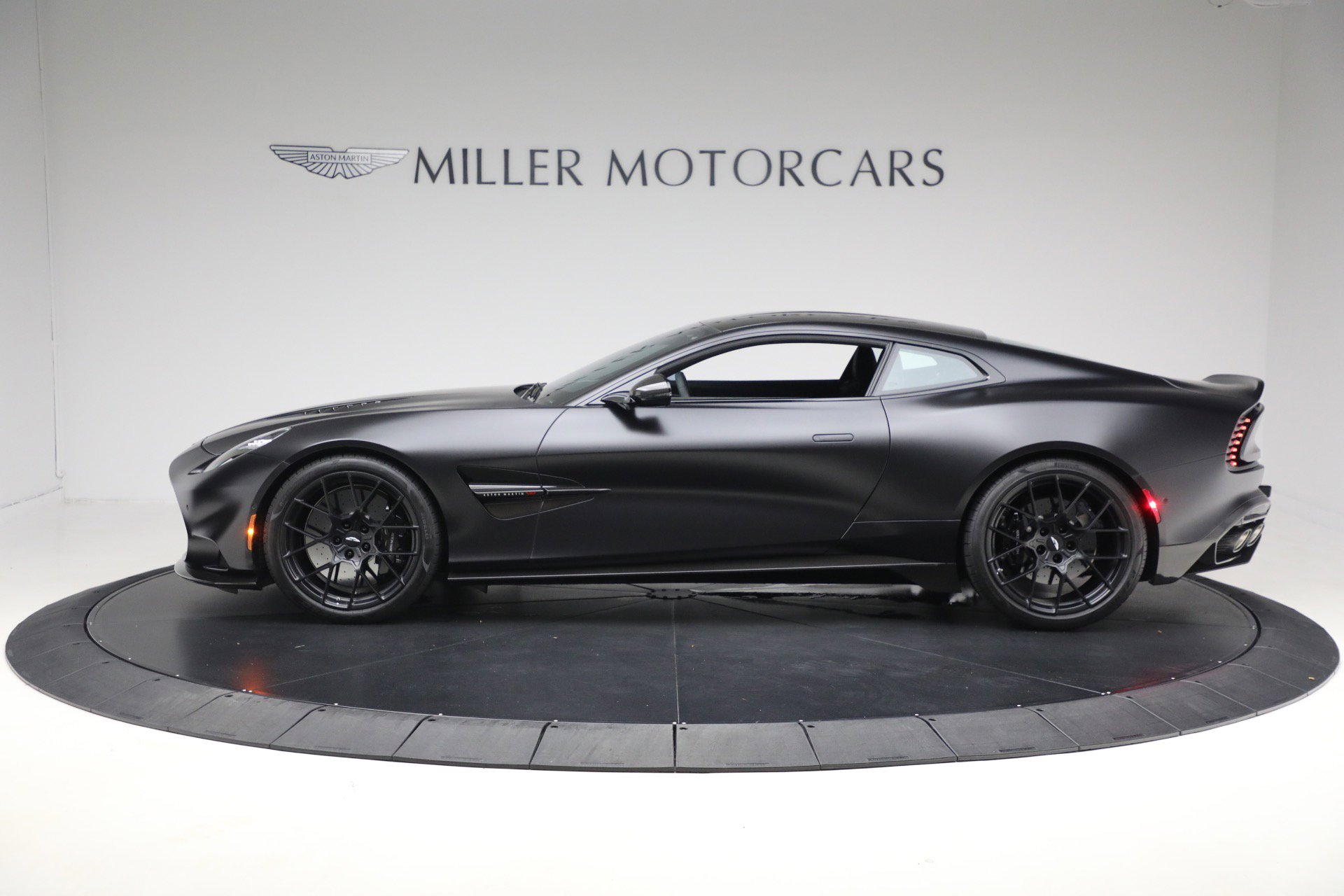 Used 2025 Aston Martin Vanquish image 3