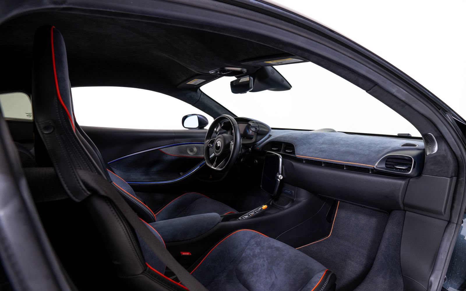 Used 2025 McLaren Artura RWD image 22