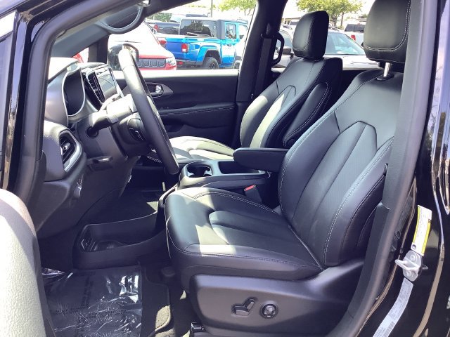 Used 2025 Chrysler Voyager LX FWD image 8