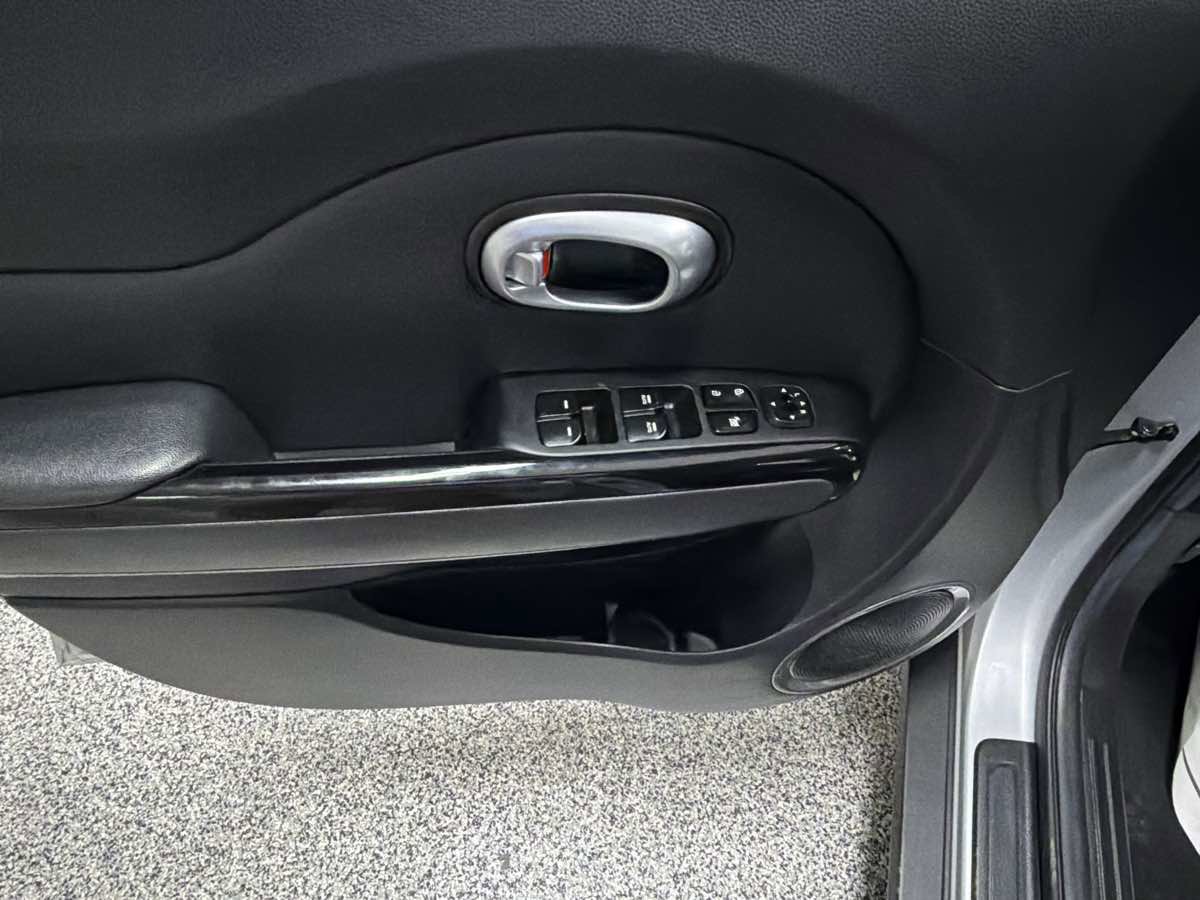 Used 2016 Kia Soul ! FWD image 13