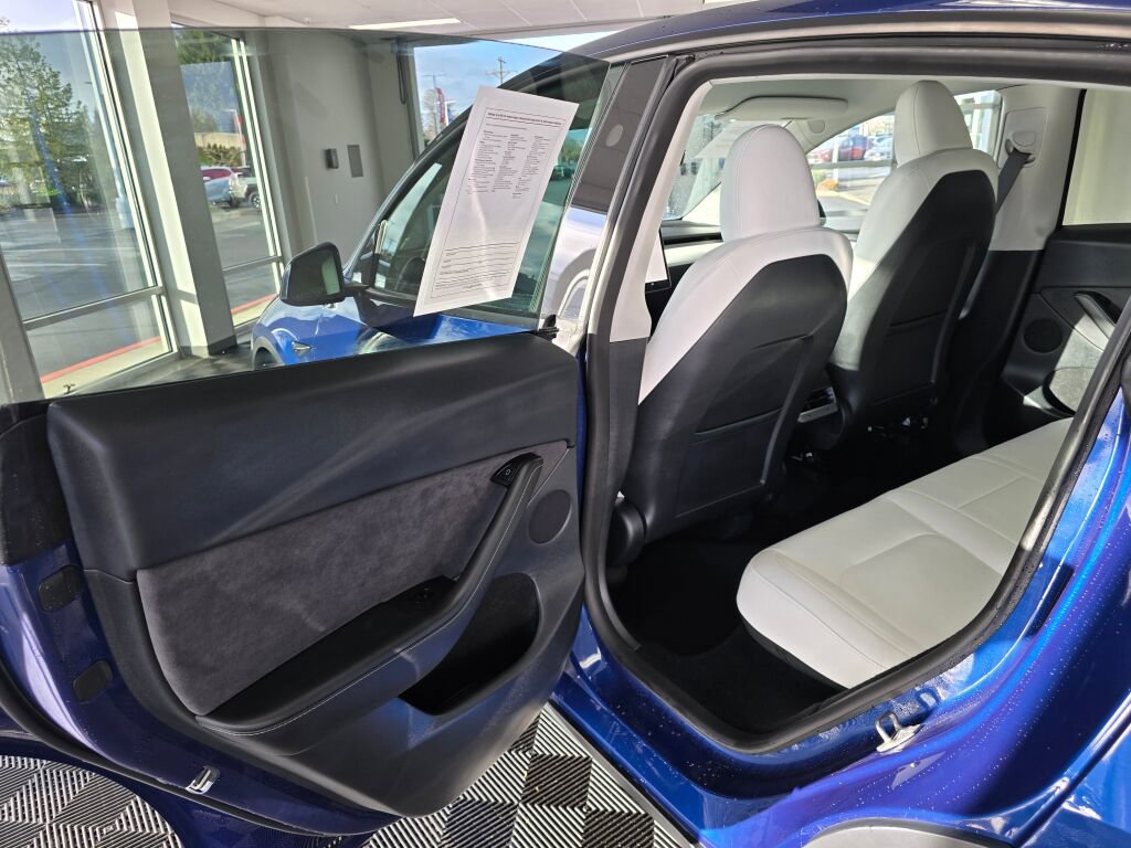 Used 2025 Tesla Model Y Long Range image 39