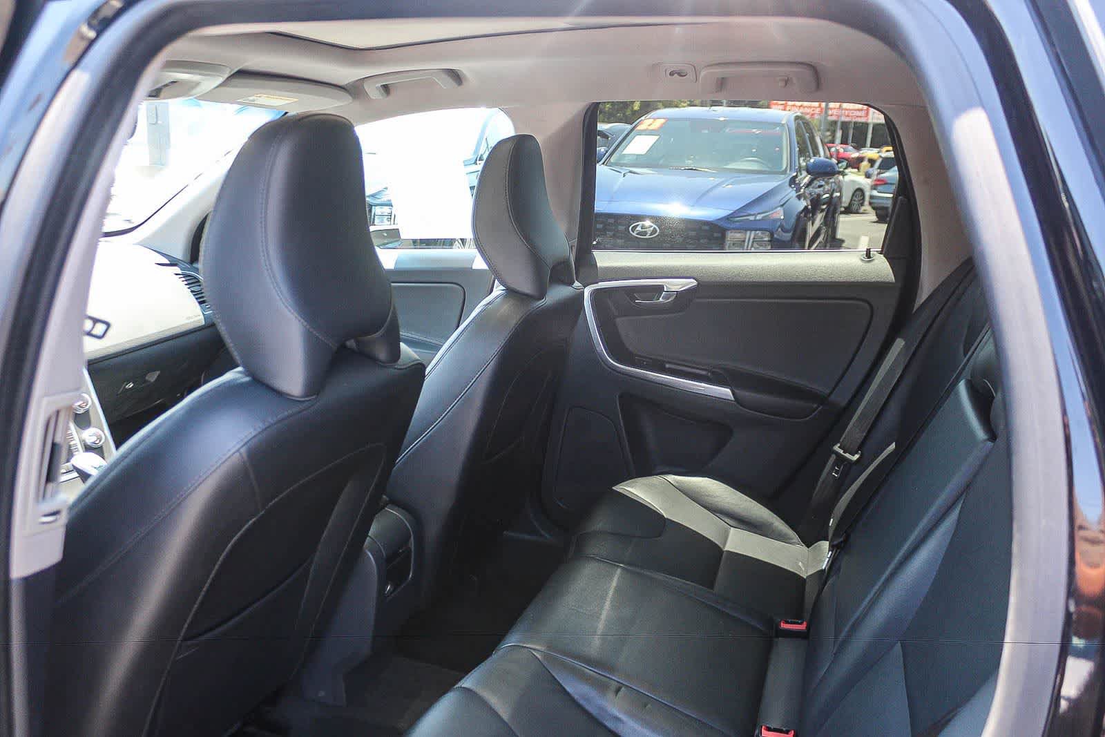 Used 2016 Volvo XC60 T5 Premier w/ Proximity Package FWD image 23