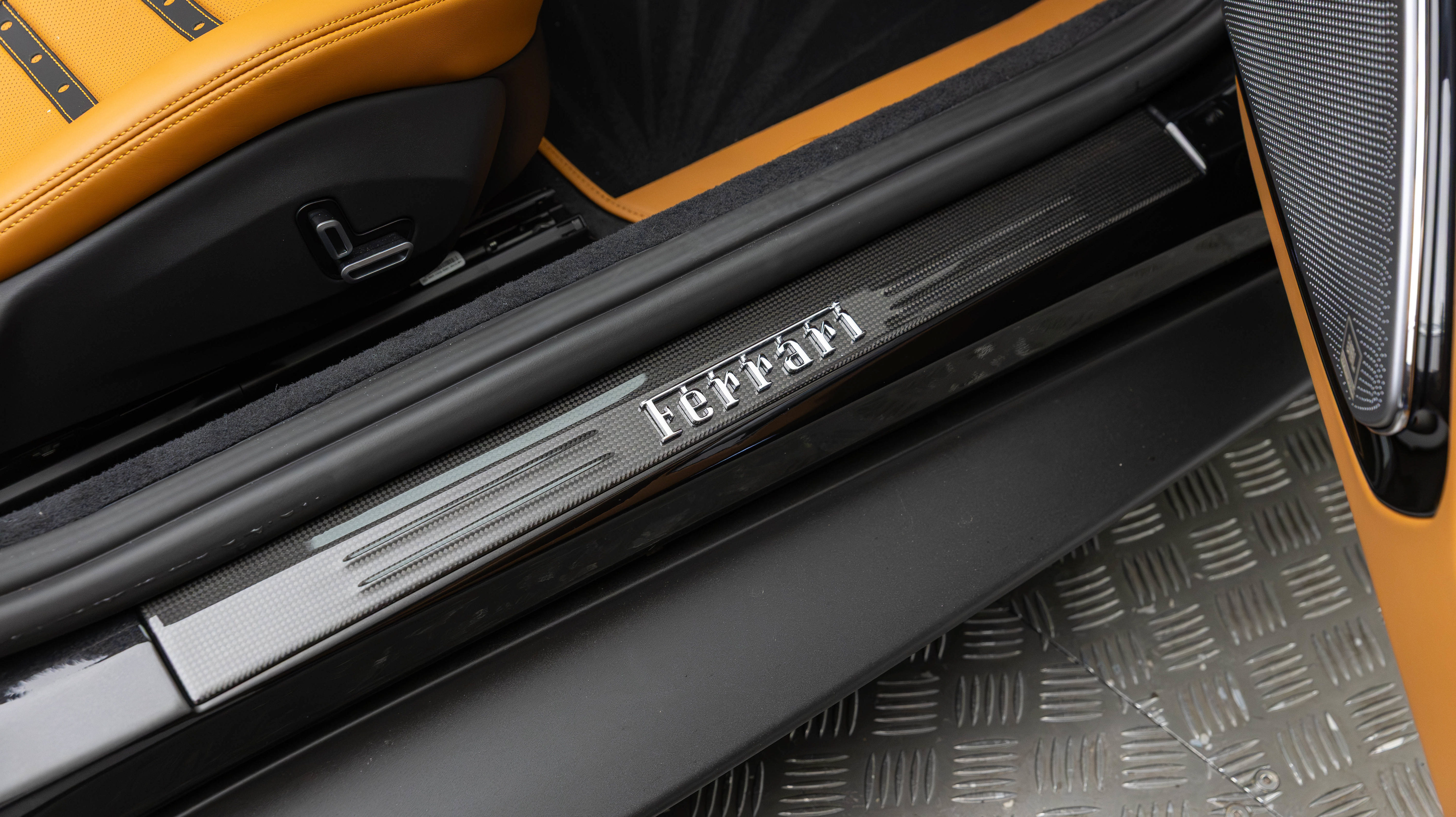 Certified 2025 Ferrari Roma Spider RWD image 34