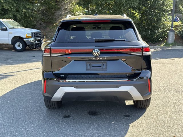 Used 2025 Volkswagen Tiguan SE AWD/4WD image 3
