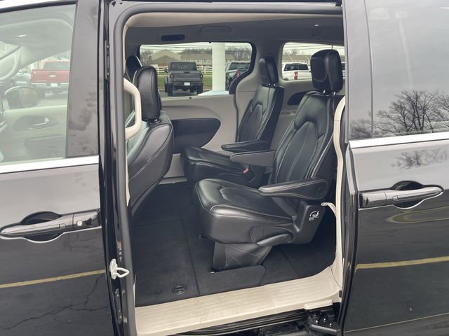 Used 2024 Chrysler Pacifica Touring-L image 24