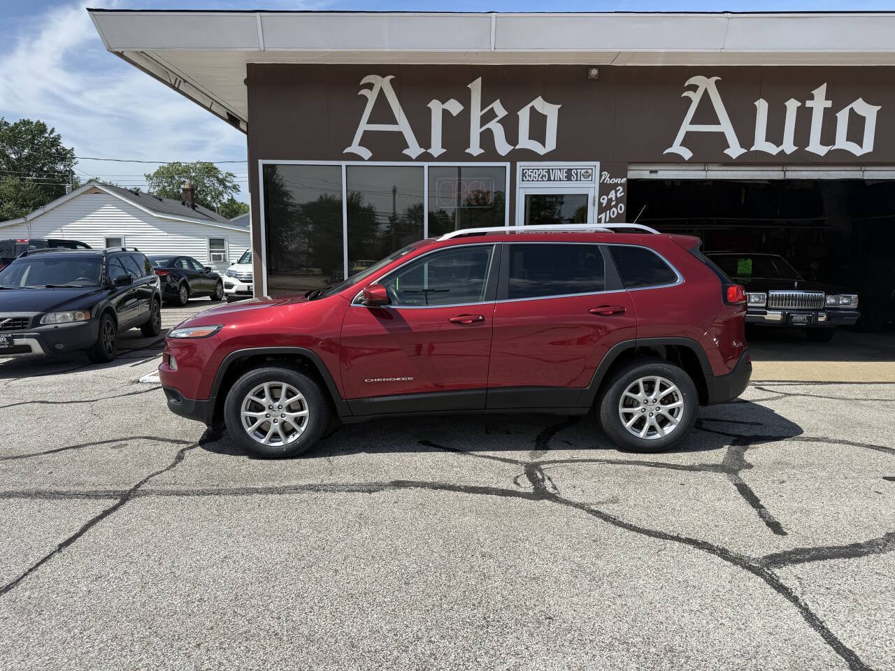 Used 2014 Jeep Cherokee Latitude w/ Cold Weather Group AWD/4WD image 6