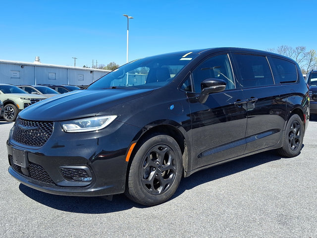 Used 2022 Chrysler Pacifica Touring-L w/ S Appearance Package image 1