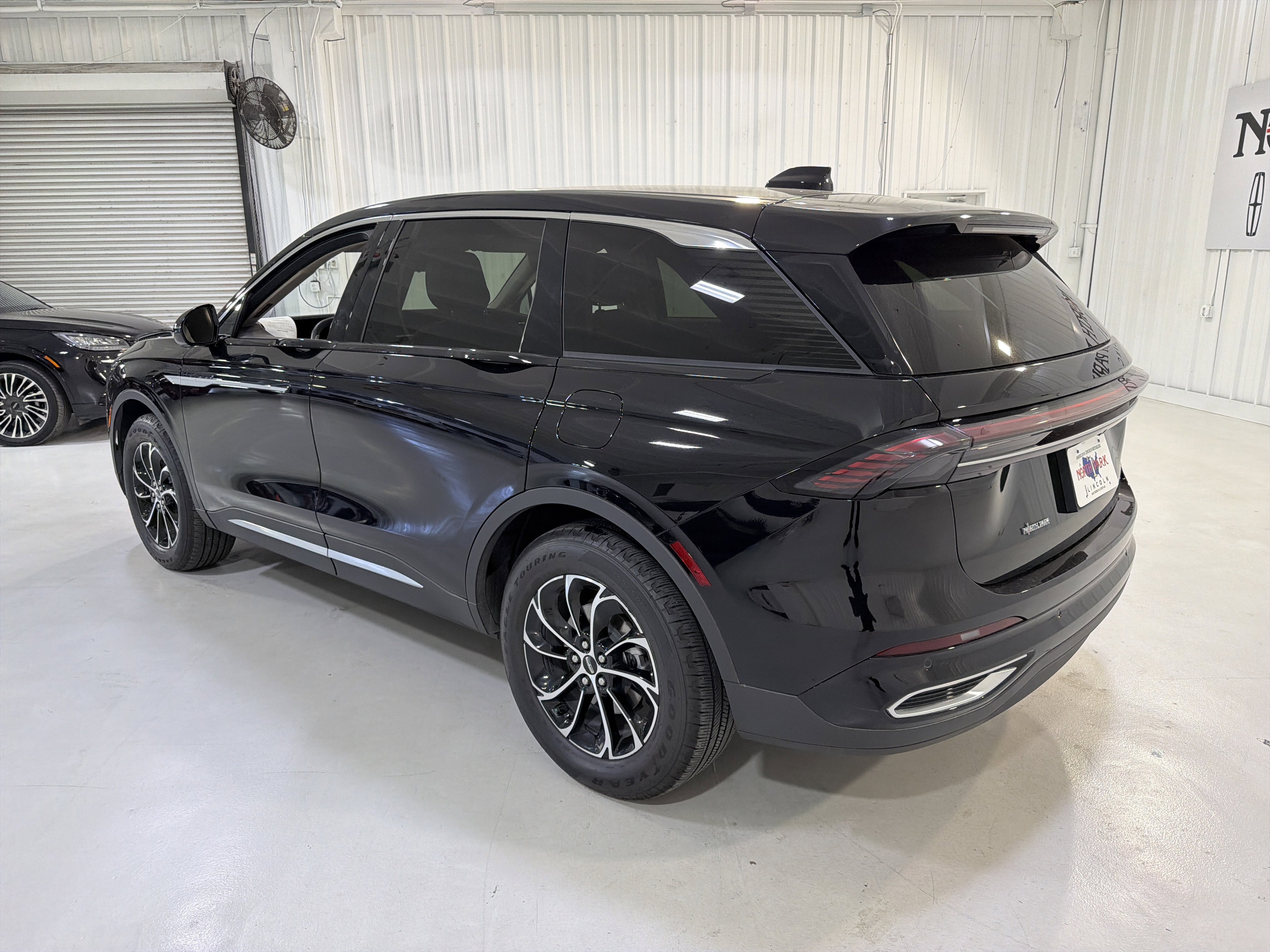 Used 2025 Lincoln Nautilus Premier image 3