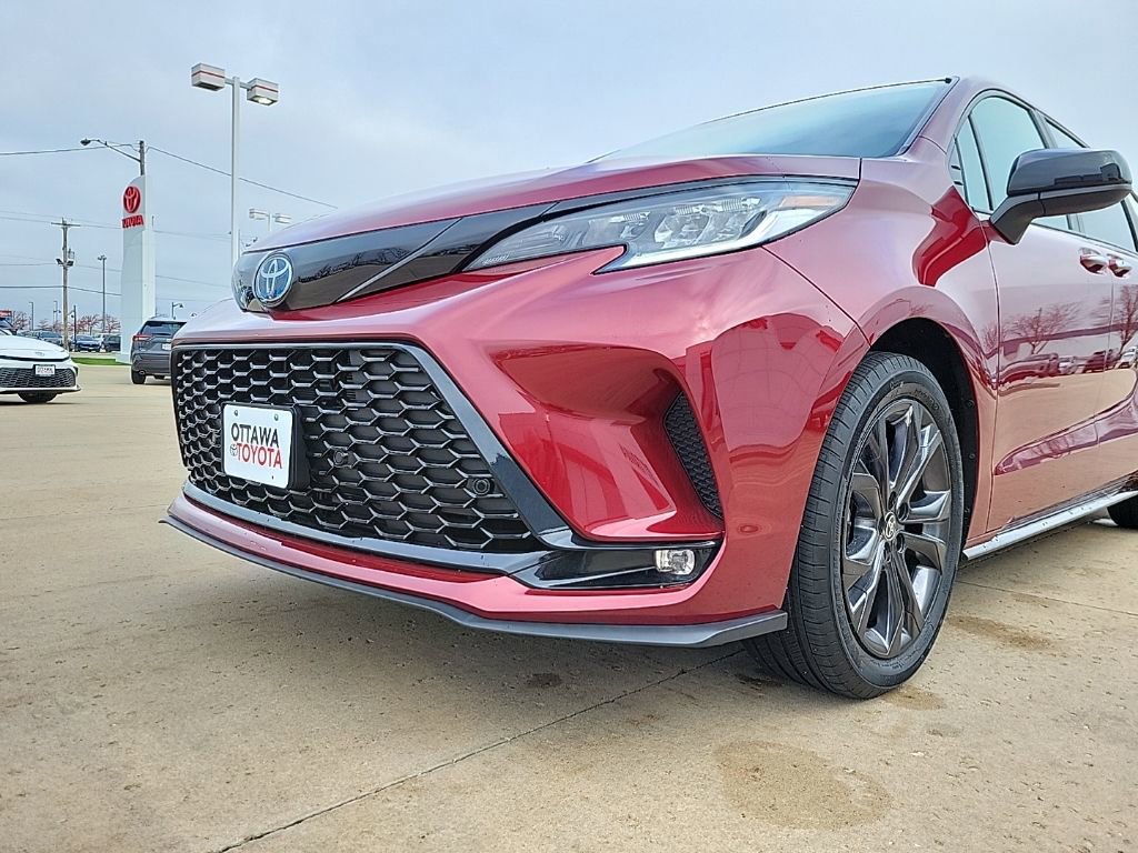 Used 2025 Toyota Sienna XSE image 17