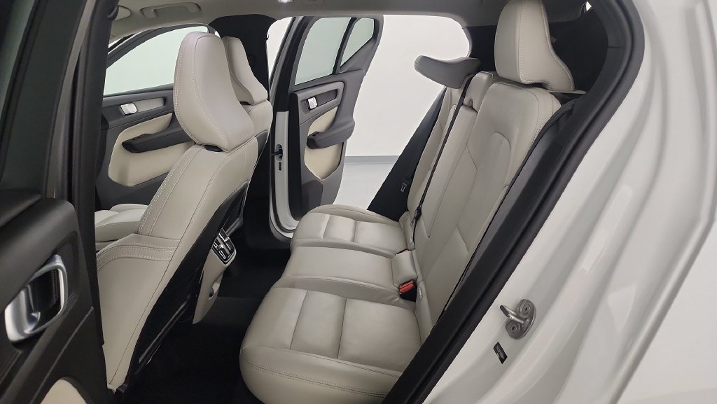 Used 2024 Volvo XC40 B5 Plus AWD/4WD image 29