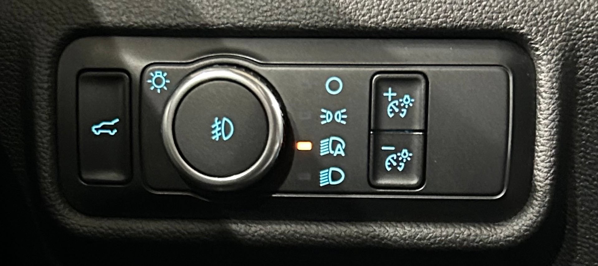 Used 2023 Ford Explorer XLT w/ Equipment Group 202A AWD/4WD image 78