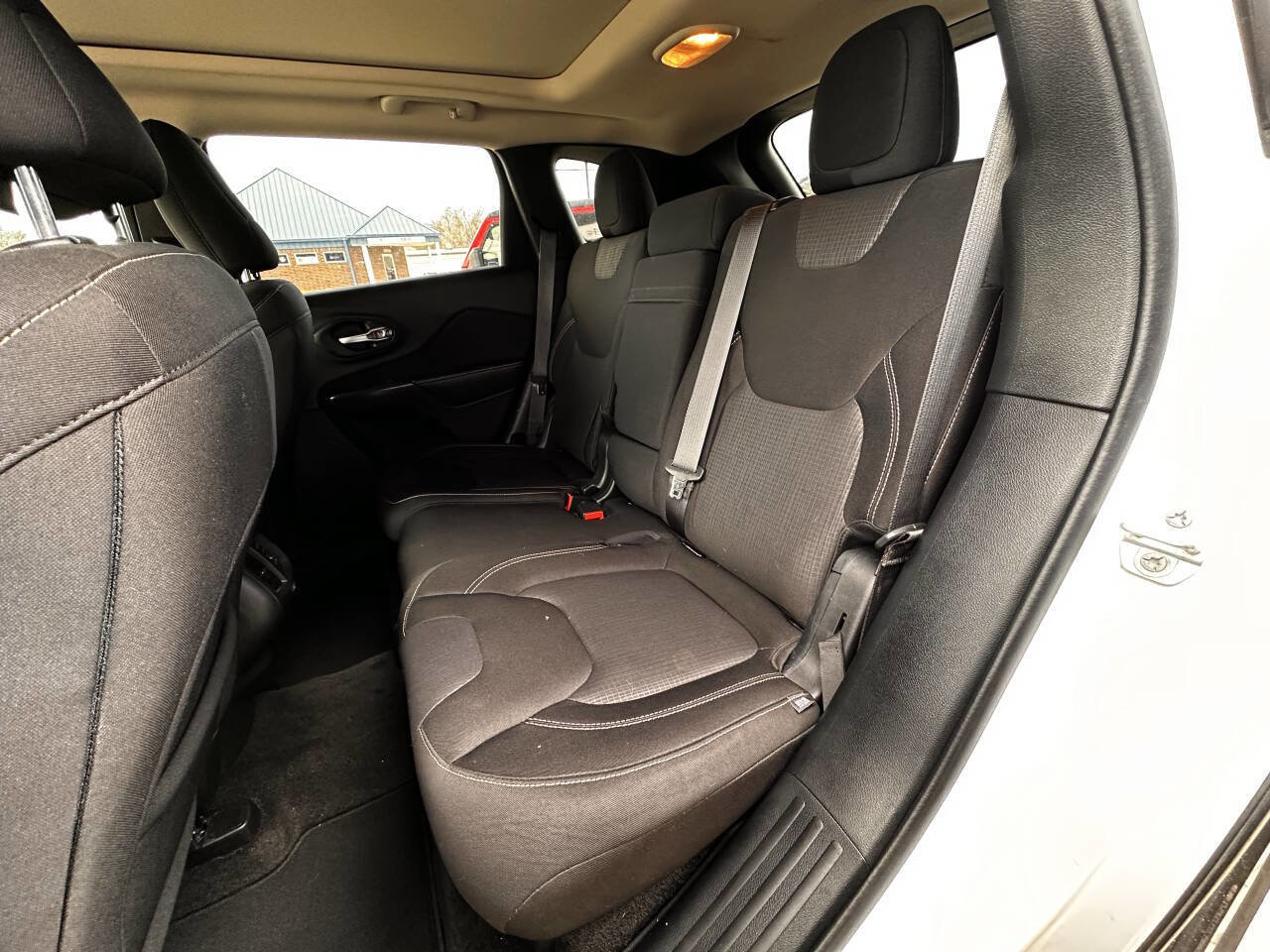 Used 2015 Jeep Cherokee Latitude w/ Comfort/Convenience Group image 19
